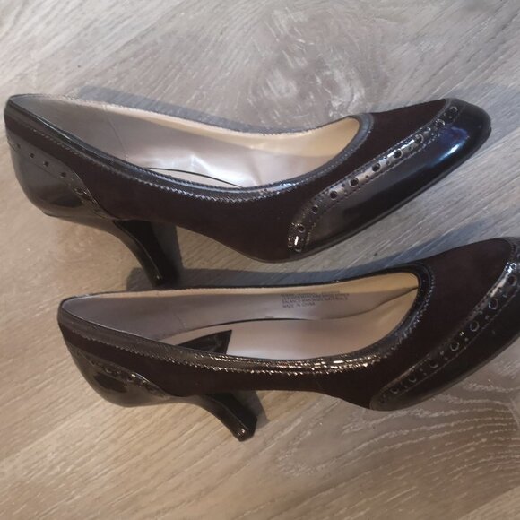 Etienne Aigner Ladies Size 9.5M Leather & Man Made Material Everest Dress Pumps - Picture 2 of 4